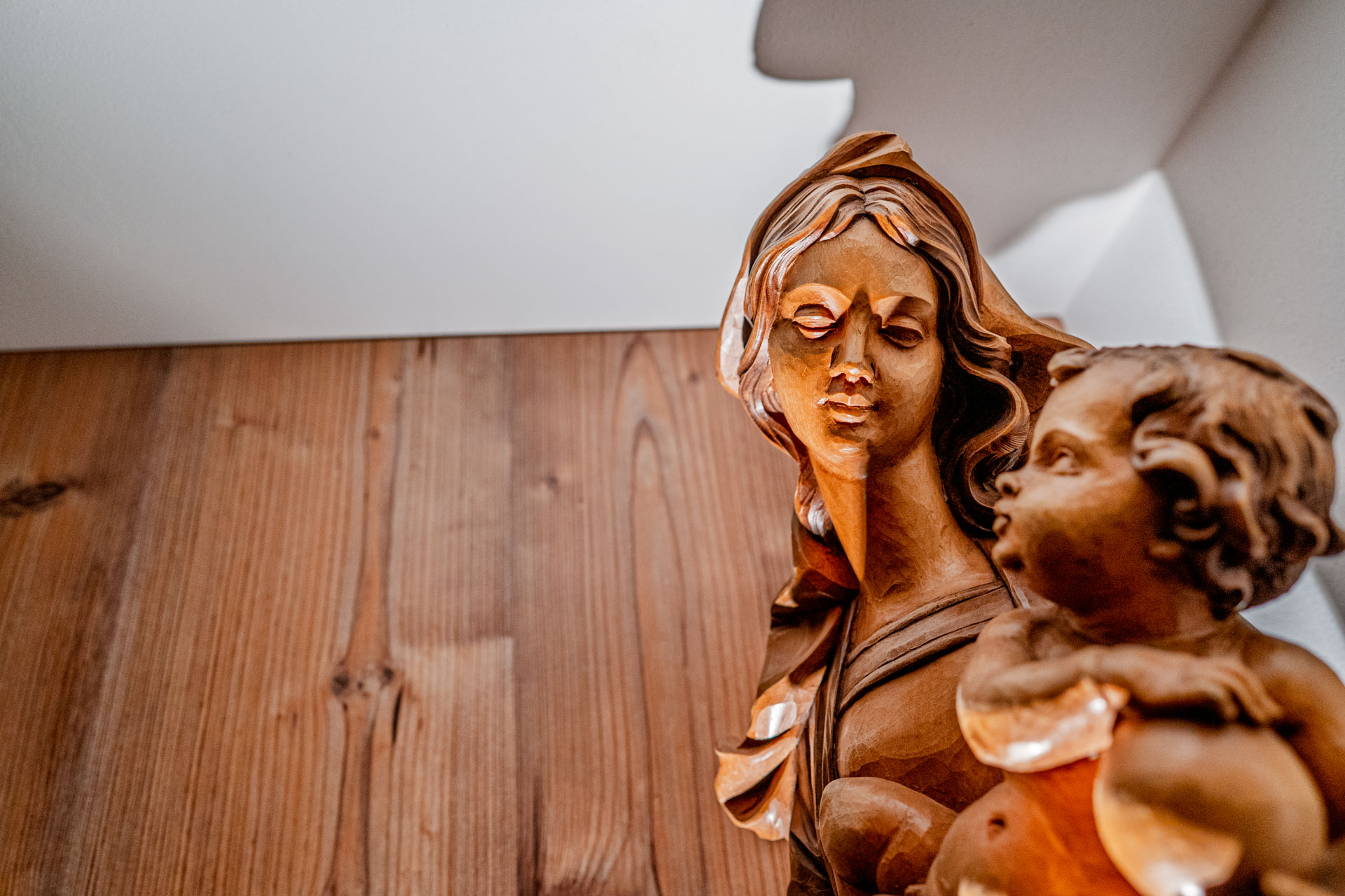 Statua in legno della Madonna con Bambino
