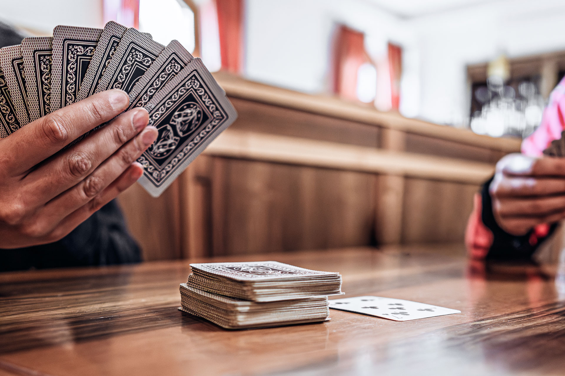Ospiti che giocano a carte al bar
