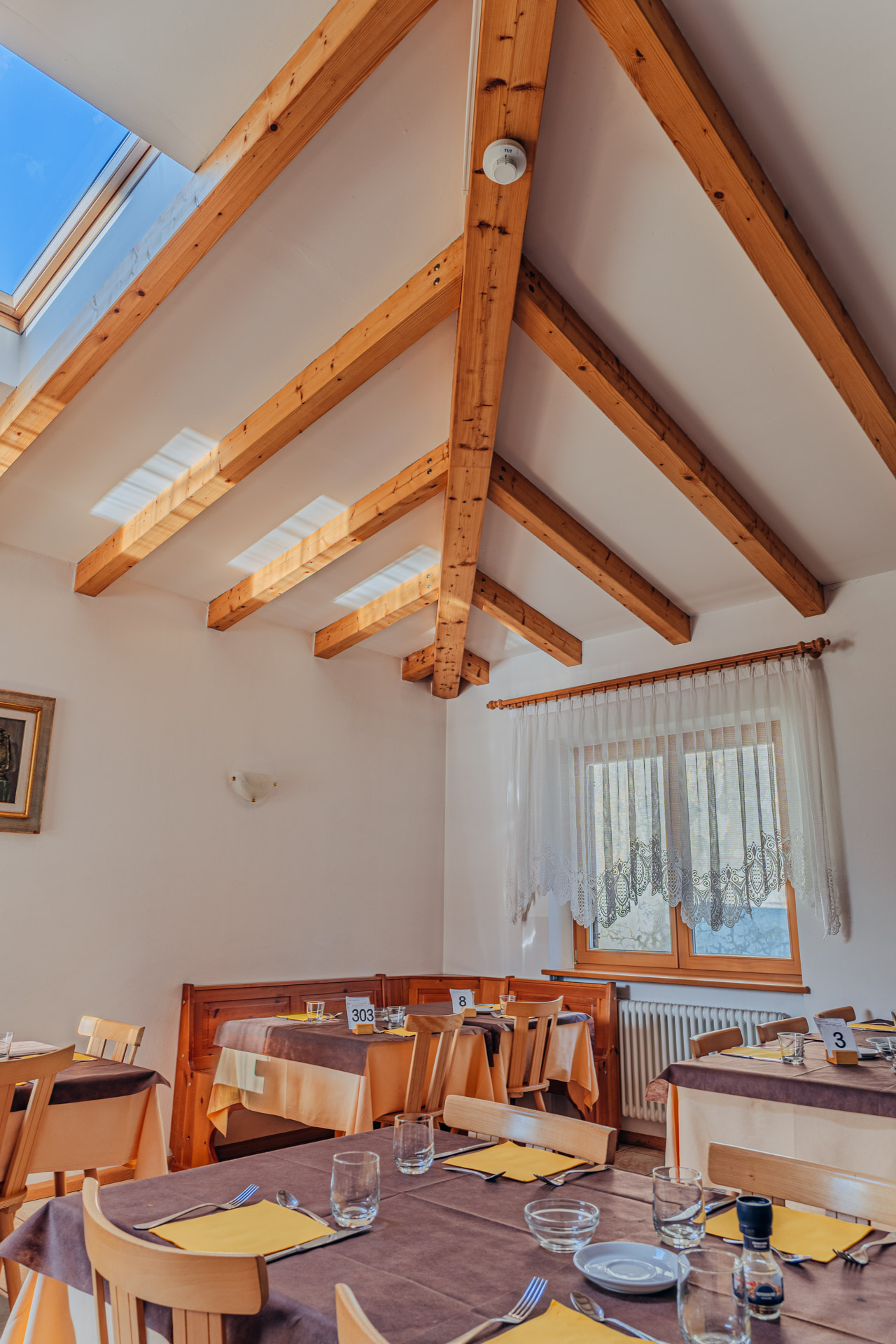 Sala ristorante con lucernario e luce naturale